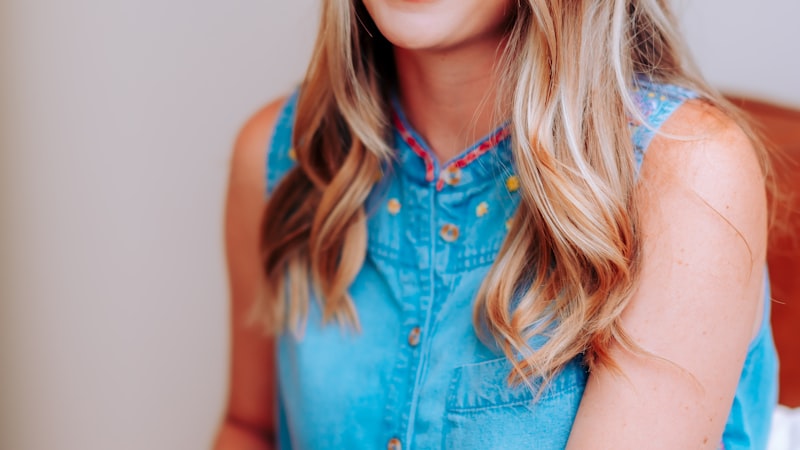 欧冠皇家马德里对阵拜仁慕尼黑的比赛直播，球员争抢镜头